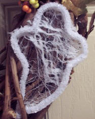 Hand-made ghost from a pipe cleaner - free craft instructions